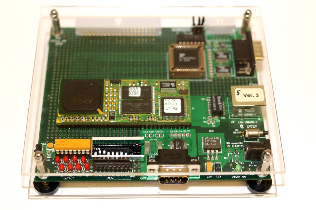 Zielsystemhardware mit RS-232 Schnittstellen (COM Ports) und LAN-Schnittstelle.