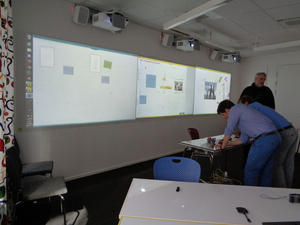 Beispiel für die Anbringung von drei Beamern an einer White Wall. Beispiel für die Anbringung von drei Beamern an einer White Wall.