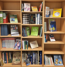 Unsere Bibliothek im Raum 154