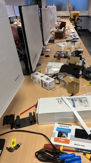 Kabelgewirr auf den Tischen beim Umbau der Tischreihen